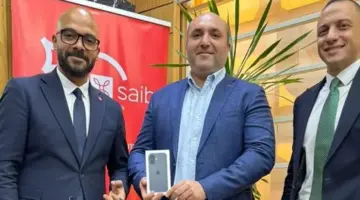 بنك saib يُسلّم هاتف iPhone 17 للفائز بالحملة الترويجية للبطاقات الائتمانية
